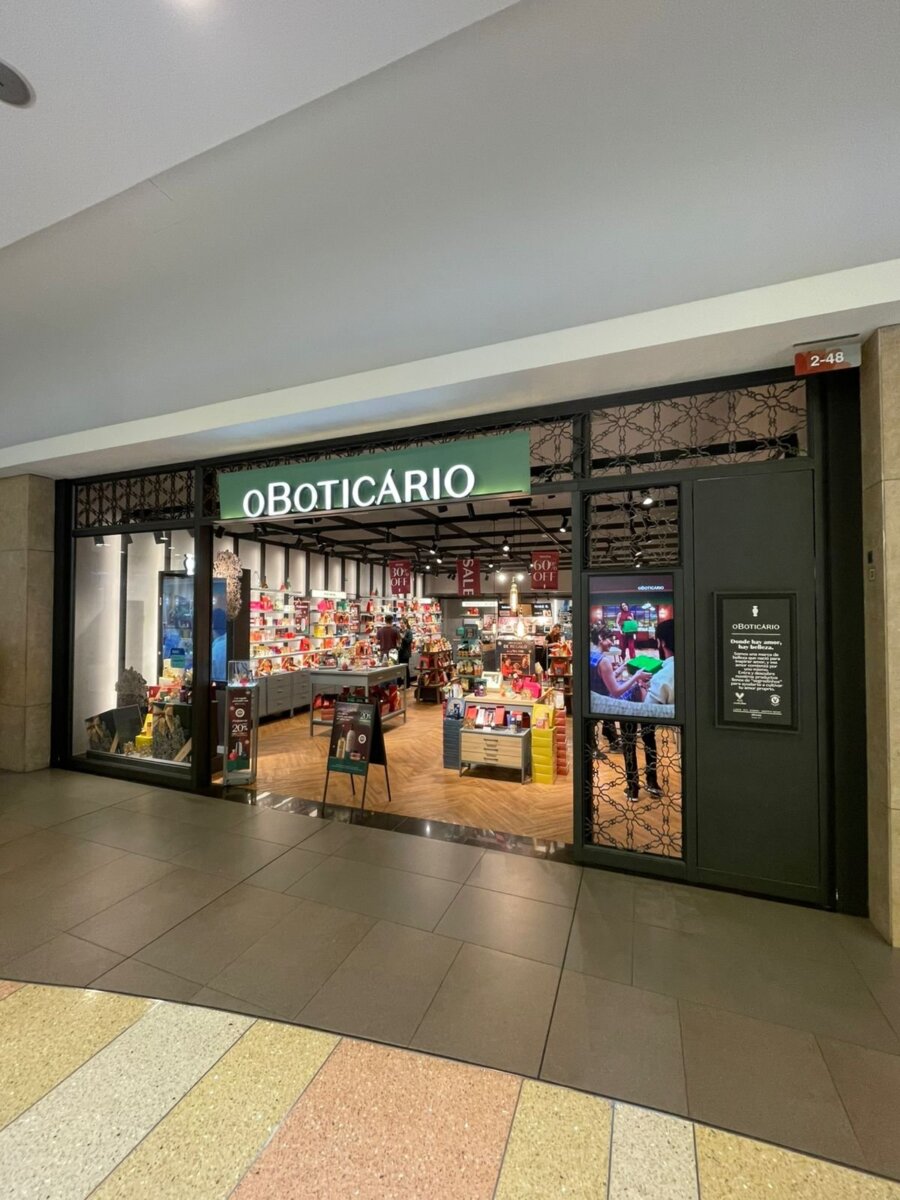 Directivos de destacada marca de belleza atienden a clientes en Bogotá durante la temporada navideña Desde su llegada al país en 2014, O Boticário ha duplicado su tamaño anualmente durante los últimos cuatro años, consolidándose como una marca líder en el sector de la belleza con un enfoque ambiental. Actualmente, cuenta con 45 tiendas en 12 ciudades y emplea a más de 470 personas, de las cuales el 83% son mujeres.