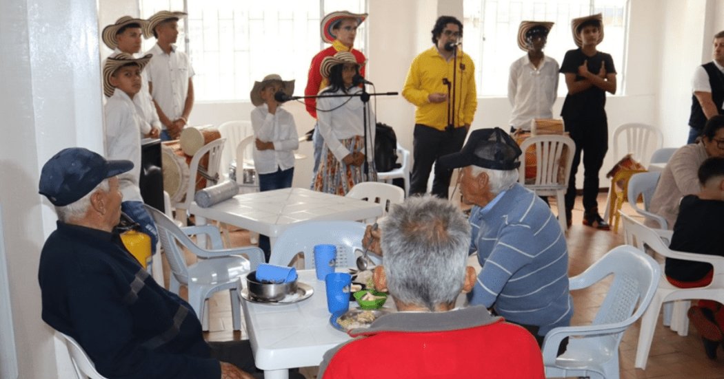 Kennedy abrió comedor comunitario que beneficiará a más de 300 personas 1 Kennedy abrió comedor comunitario que beneficiará a más de 300 personas Bogotá cuenta actualmente con 117 comedores, y se proyecta llegar a 165 durante el cuatrienio.