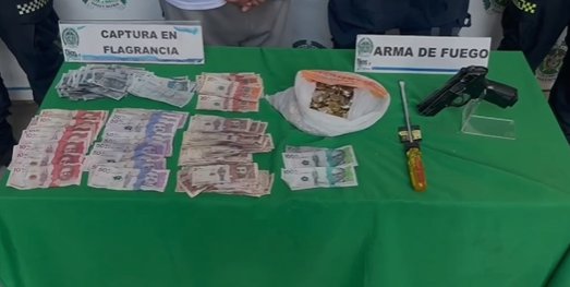 Capturan a 2 integrantes de la banda delictiva ‘El Destornillador’ en Engativá La Policía Metropolitana de Bogotá logró la captura de dos integrantes de la banda delictiva conocida como ‘El Destornillador’. Estos sujetos, de 23 y 29 años, eran señalados de cometer múltiples hurtos a establecimientos comerciales de mediana superficie, utilizando la modalidad de atraco.