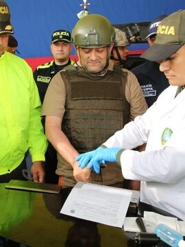 'Otoniel’ habla de supuesto apoyo de la Fuerza Aérea Colombiana a los paramilitares 1 'Otoniel’ habla de supuesto apoyo de la Fuerza Aérea Colombiana a los paramilitares Estas acusaciones de 'Otoniel' incluyen detalles sobre cómo se cuadraron bombardeos y desembarques de tropas en zonas específicas.