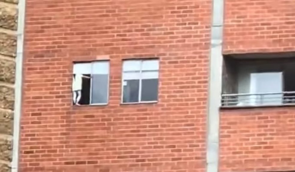 EN VIDEO: Niña juega peligrosamente en la ventana de un edificio Un video que muestra a una niña jugando peligrosamente en la cornisa de una ventana de un edificio genera alarma y revive el doloroso recuerdo de casos similares con desenlaces fatales.