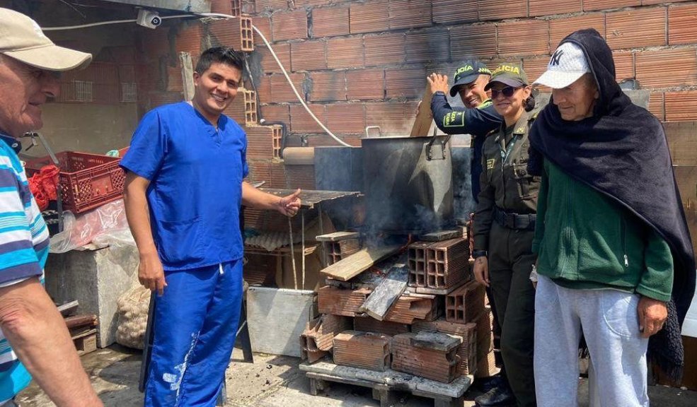 Unión por el bienestar: Policía y fundaciones apoyan a adultos mayores en Soacha Una alianza entre la Policía Nacional, la fundación OLOIS y la academia Camilo Quintana llevó esperanza y atención a los adultos mayores del barrio La Unión en Soacha.