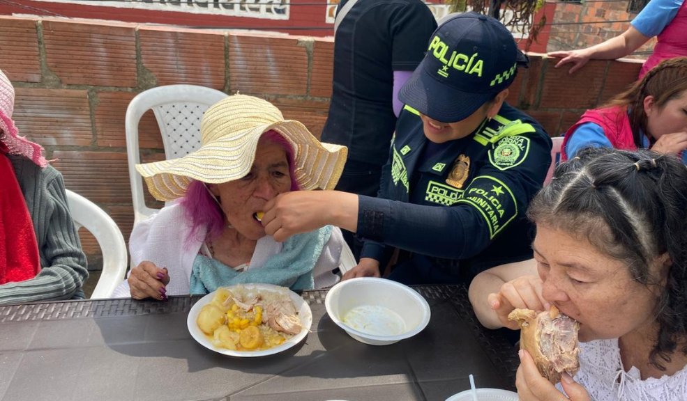 Unión por el bienestar: Policía y fundaciones apoyan a adultos mayores en Soacha Una alianza entre la Policía Nacional, la fundación OLOIS y la academia Camilo Quintana llevó esperanza y atención a los adultos mayores del barrio La Unión en Soacha.
