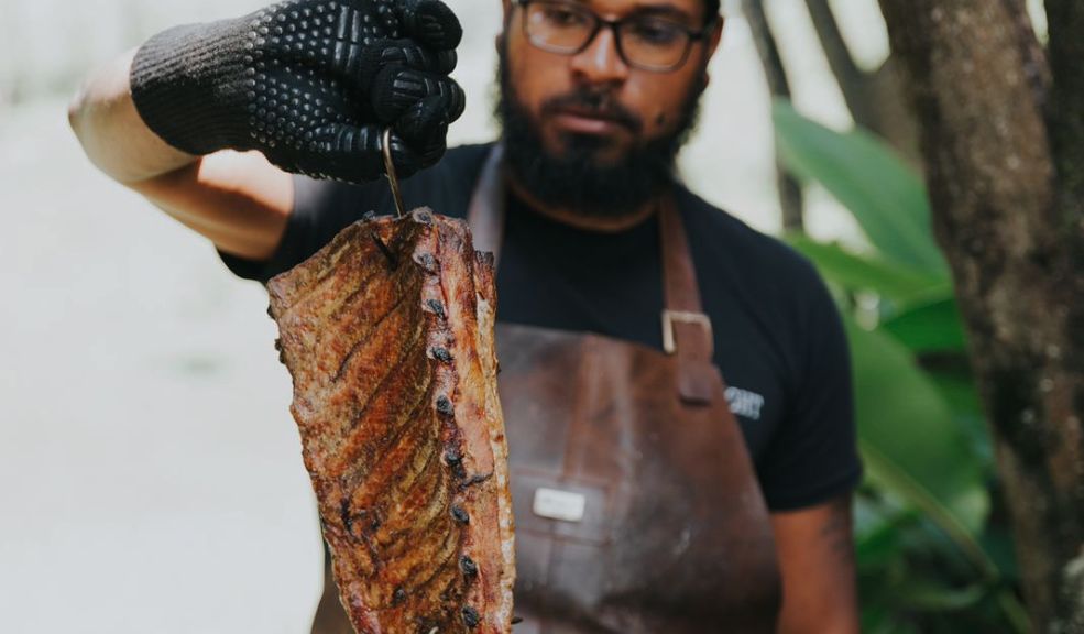¡Alexánder es un duro con el chicharrón! Alexander Montaño, el maestro del chicharrón que está revolucionando la cocina colombiana, pasó de asar sueños en un barril a servirlos en cinco restaurantes que tienen al país chupándose los dedos. {link}
