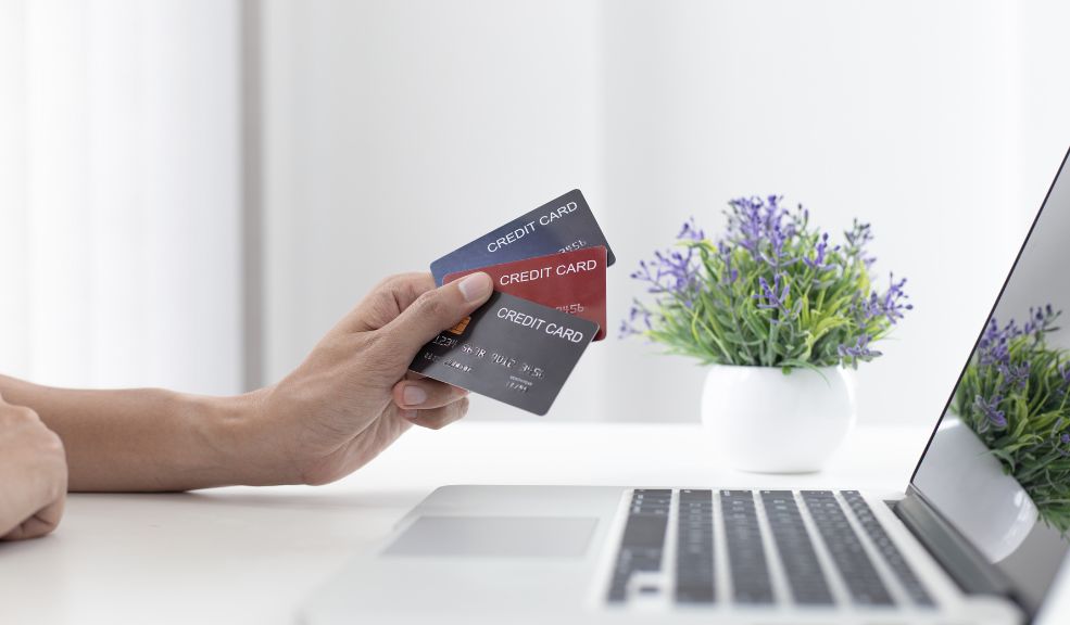 ¡Esta Navidad no regale su identidad! 1 ¡Esta Navidad no regale su identidad! DataCrédito Experian le enseña cómo proteger su información.