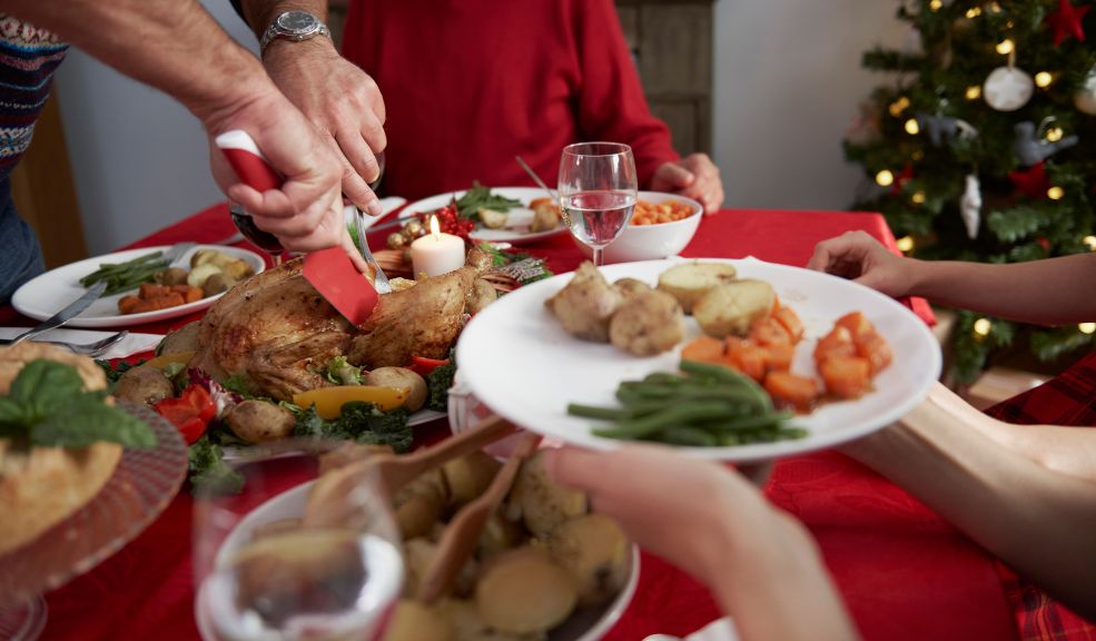 ¿Cómo disfrutar las cenas de Navidad y Año Nuevo sin subir de peso? 2 ¿Cómo disfrutar las cenas de Navidad y Año Nuevo sin subir de peso? Experta da algunos hábitos saludables para evitar subir de peso en esta temporada navideña. ¿Cuáles pone usted en práctica?