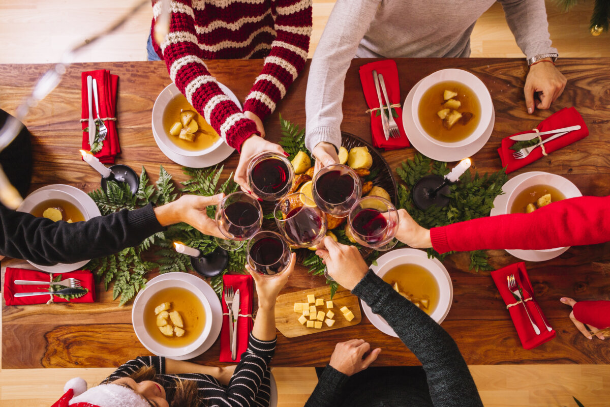 ¿Cómo disfrutar las cenas de Navidad y Año Nuevo sin subir de peso? 1 ¿Cómo disfrutar las cenas de Navidad y Año Nuevo sin subir de peso? Experta da algunos hábitos saludables para evitar subir de peso en esta temporada navideña. ¿Cuáles pone usted en práctica?