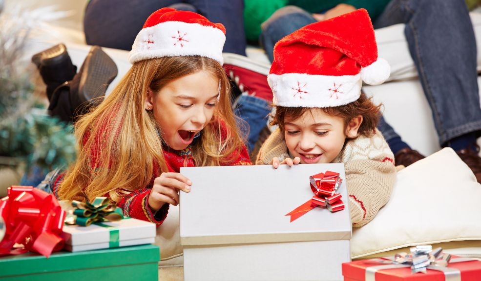 ¿Por qué los niños en Estados Unidos reciben los regalos el 25 de diciembre en la mañana? En Estados Unidos, los regalos navideños se abren la mañana del 25 de diciembre, siguiendo una tradición marcada por la figura de Santa Claus.