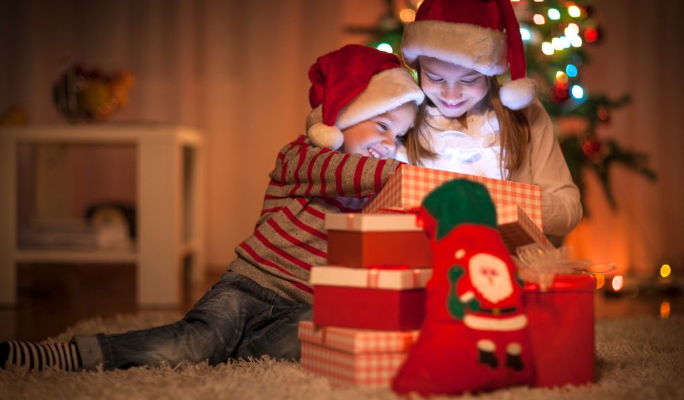 ¿Por qué los niños en Estados Unidos reciben los regalos el 25 de diciembre en la mañana? 1 ¿Por qué los niños en Estados Unidos reciben los regalos el 25 de diciembre en la mañana? En Estados Unidos, los regalos navideños se abren la mañana del 25 de diciembre, siguiendo una tradición marcada por la figura de Santa Claus.