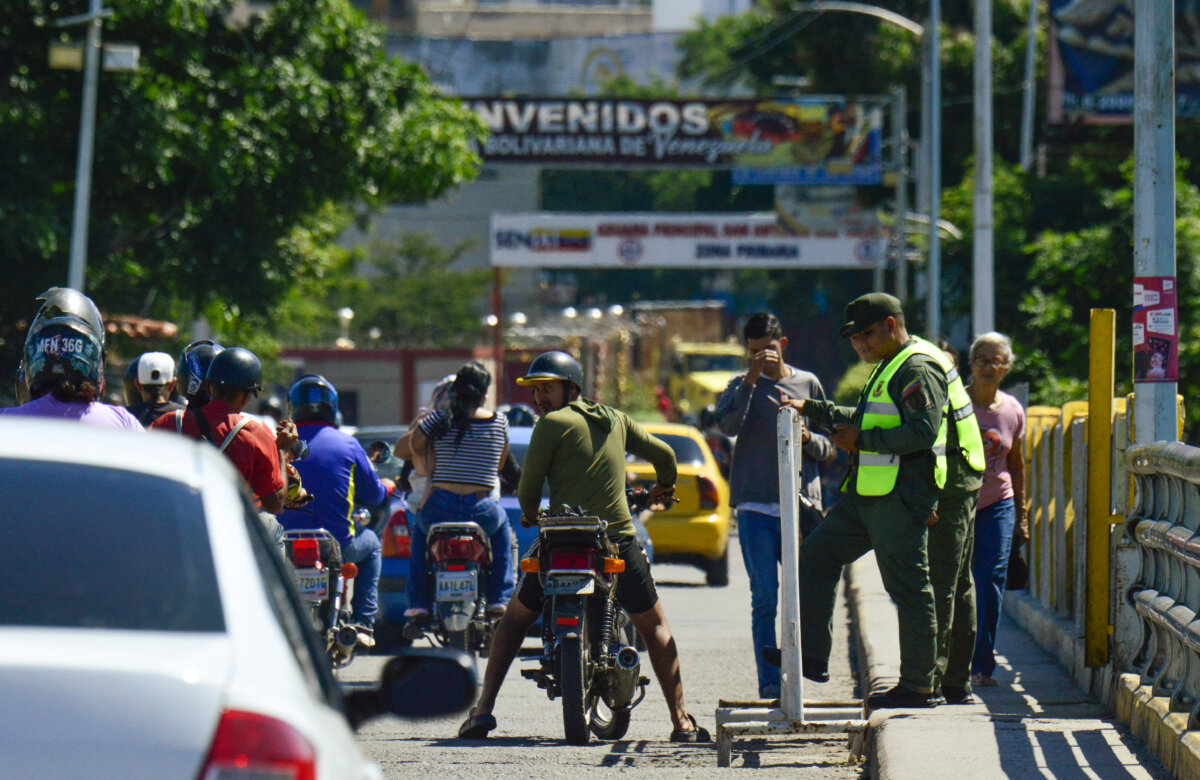 Venezuela cierra fronteras con Colombia por supuesta conspiración 1 Venezuela cierra fronteras con Colombia por supuesta conspiración El gobierno de Venezuela denunció "conspiración internacional".