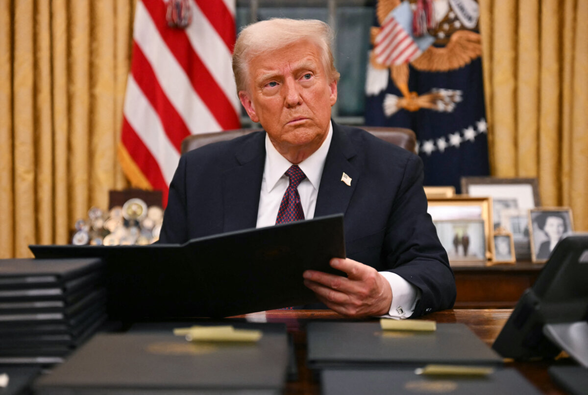 Trump pausa por 90 días aplicación de aranceles, pero eleva los de China al 125 % El presidente de Estados Unidos, Donald Trump, ha anunciado este miércoles una pausa de 90 días en la aplicación de los aranceles decretados el 2 de abril a todos los países que han iniciado negociaciones para abordar sus disputas comerciales y su sustitución temporal por un gravamen del 10%, al tiempo que ha anunciado un incremento al 125% de los aranceles para China.