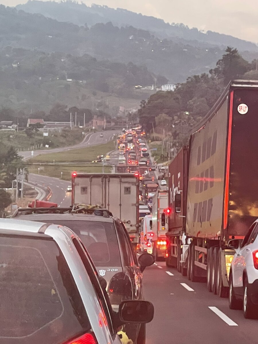 2 motociclistas murieron en grave accidente en la vía Bogotá - Girardot 1 2 motociclistas murieron en grave accidente en la vía Bogotá - Girardot Una pareja de esposos falleció en un trágico accidente de tránsito en la vía Bogotá - Girardot. El autor del siniestro se habría dado a la fuga.