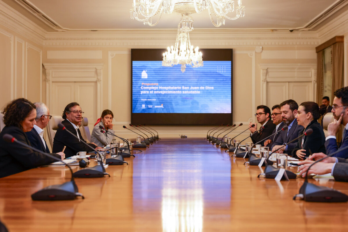 Alcalde Galán y el presidente Gustavo Petro se reunieron para discutir temas sobre Bogotá 1 Alcalde Galán y el presidente Gustavo Petro se reunieron para discutir temas sobre Bogotá Entre los temas de la reunión se discutió infraestructura, movilidad y tratamiento de aguas residuales.