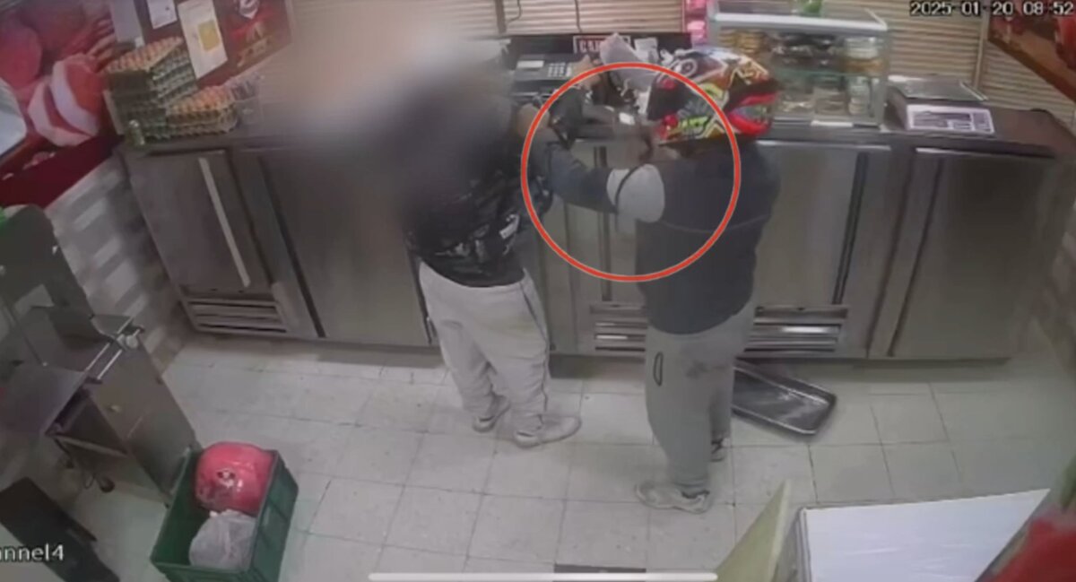 Así capturaron a dos ladrones que intentaban robar un local en Soacha 1 Así capturaron a dos ladrones que intentaban robar un local en Soacha Dos delincuentes intimidaron con un arma de fuego a los trabajadores del local, obligándolos a abrir la caja fuerte. Los hechos ocurrieron en Soacha.