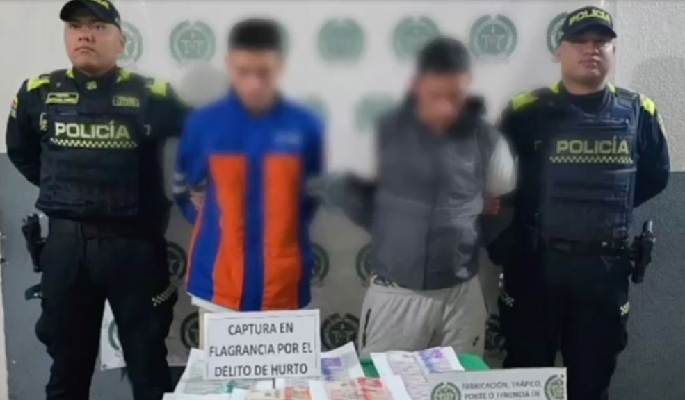 Así capturaron a dos ladrones que intentaban robar un local en Soacha 9 Así capturaron a dos ladrones que intentaban robar un local en Soacha Dos delincuentes intimidaron con un arma de fuego a los trabajadores del local, obligándolos a abrir la caja fuerte. Los hechos ocurrieron en Soacha.