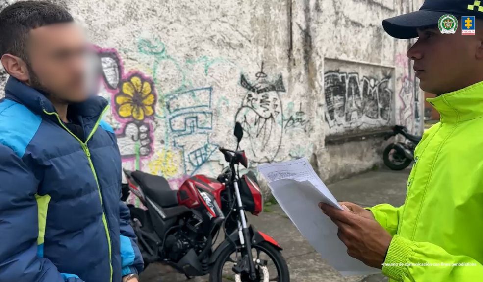 Así cayeron los 'Rompevidrios': señalados de robar vehículos en Bogotá 1 Así cayeron los 'Rompevidrios': señalados de robar vehículos en Bogotá Los capturados rompían los vidrios de los vehículos y se llevaban los elementos de valor.
