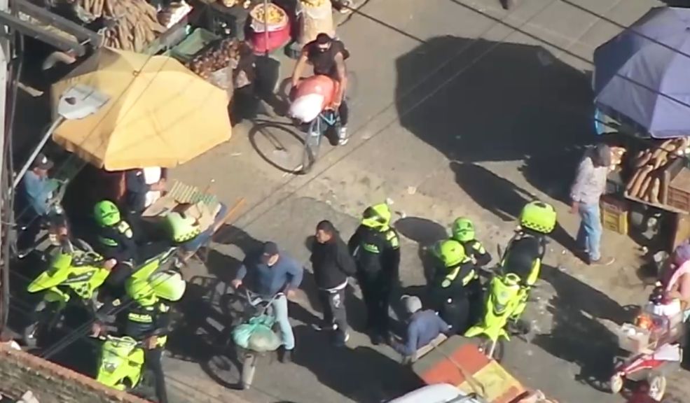 Así cayó banda que traficaba drogas en el María Paz: un capturado tenía antecedentes Los capturados fueron 3 hombres y 1 mujer, los cuales comerciaban estupefacientes en el barrio María Paz (Kennedy). Lea los detalles.