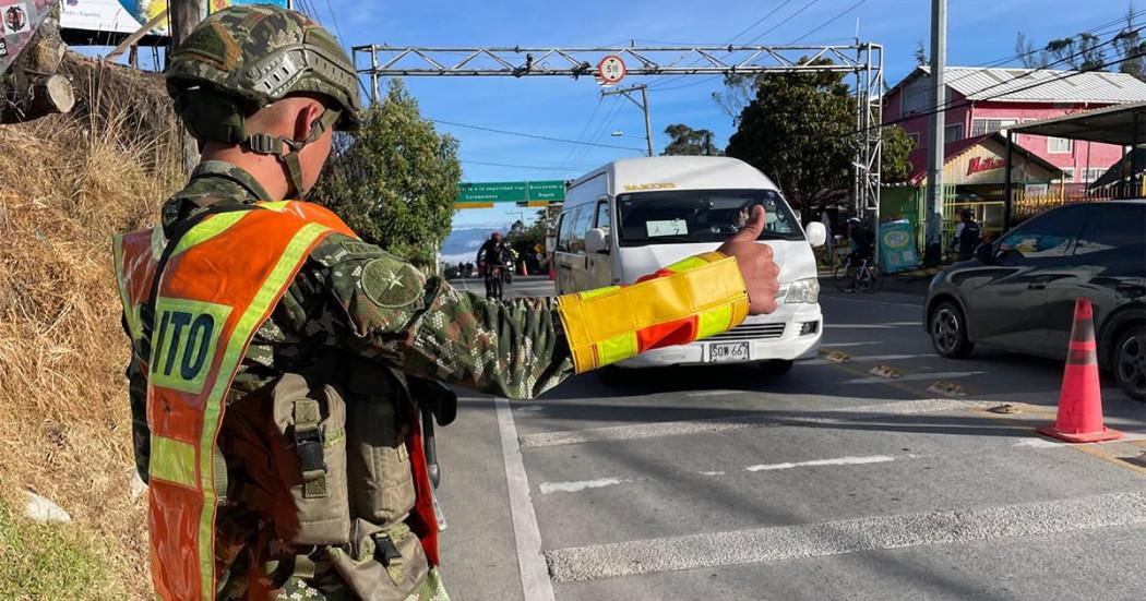 Así funcionará el pico y placa regional para entrar a Bogotá este lunes festivo Además del pico y placa regional, hoy, domingo 5 de enero, y mañana, lunes 6 de enero, se aplicará esta medida en el reversible Apulo-La Mesa-Mosquera-Bogotá. Aquí le contamos los detalles.