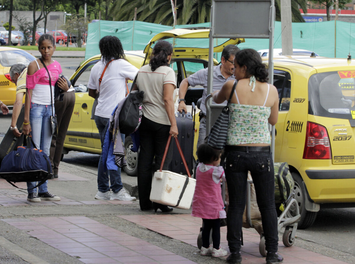 Así puede imponer una queja por el servicio de un taxista en Bogotá En Bogotá, los usuarios pueden interponer quejas por el servicio de taxi llamando al número de atención y proporcionando detalles clave como la placa y el motivo del reclamo.