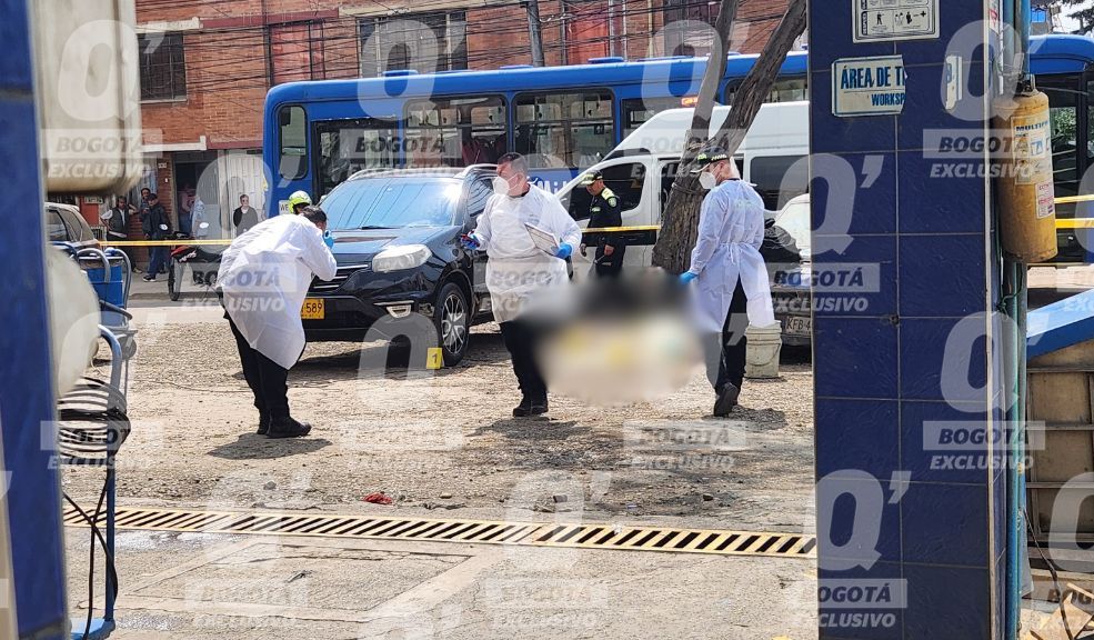 EXCLUSIVO: Sicariato en un lavadero de carros en Kennedy quedó en video Así fue el sicariato que acabó con la vida de un hombre en un lavadero de carros la mañana de este 10 de enero. Le contamos