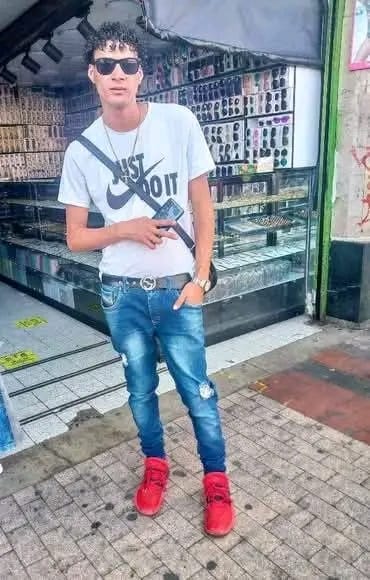 EXCLUSIVO: Momento exacto en el que Abel fue víctima de sicariato en Rafael Uribe 1 EXCLUSIVO: Momento exacto en el que Abel fue víctima de sicariato en Rafael Uribe 2 jóvenes fueron atacados a tiros por hombres en motocicleta. Abel, de aproximadamente 30 años, murió tras recibir varios disparos.