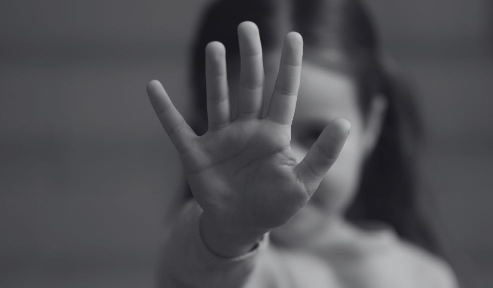 Atroz: joven abusó de su hermanita en Facatativá 1 Atroz: joven abusó de su hermanita en Facatativá La menor, de tan solo 8 años, se encontraba dentro de su vivienda junto a su hermano, de 21 años.