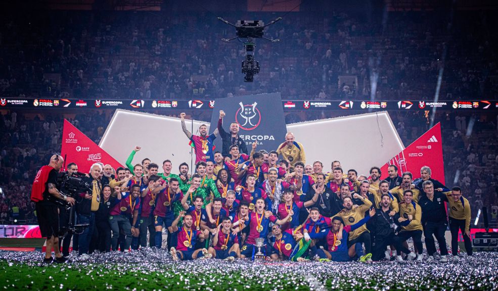 Barcelona arrolló al Real Madrid y es supercampeón El Barcelona se proclamó este domingo campeón de la Supercopa de España, tras remontar y golear al Real Madrid (5-2) en la final disputada en Yeda (Arabia Saudita).
