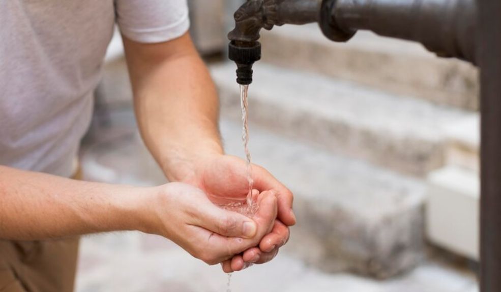 Barrios de Bogotá que no tendrán agua este 20 de enero Este lunes 20 de enero, Bogotá tendrá racionamiento de agua. Los barrios afectados pertenecen al turno 9.