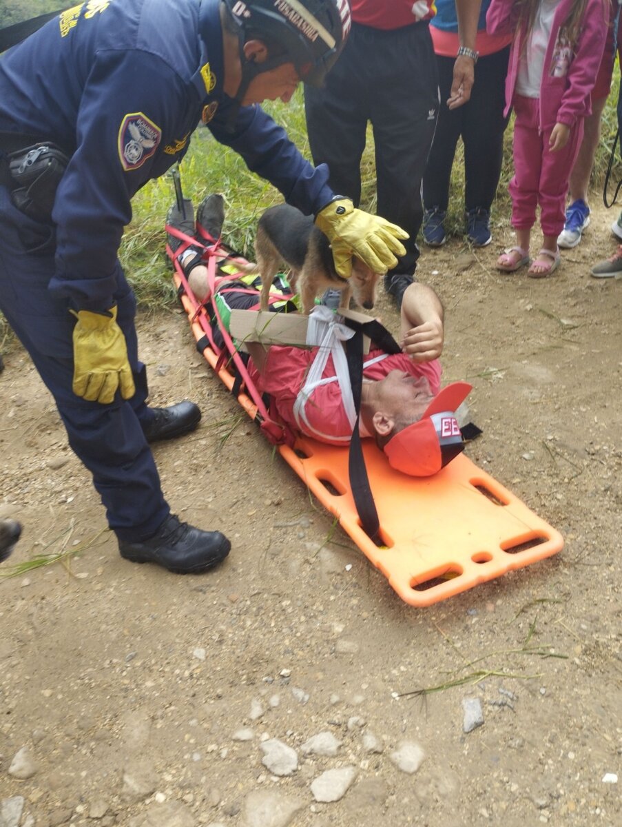 Bomberos rescataron a un hombre que cayó a un abismo mientras intentaba salvar a su perrita 1 Bomberos rescataron a un hombre que cayó a un abismo mientras intentaba salvar a su perrita Un hombre cayó a un abismo en Fusagasugá mientras intentaba rescatar a su perrita. Así lograron rescatarlo.