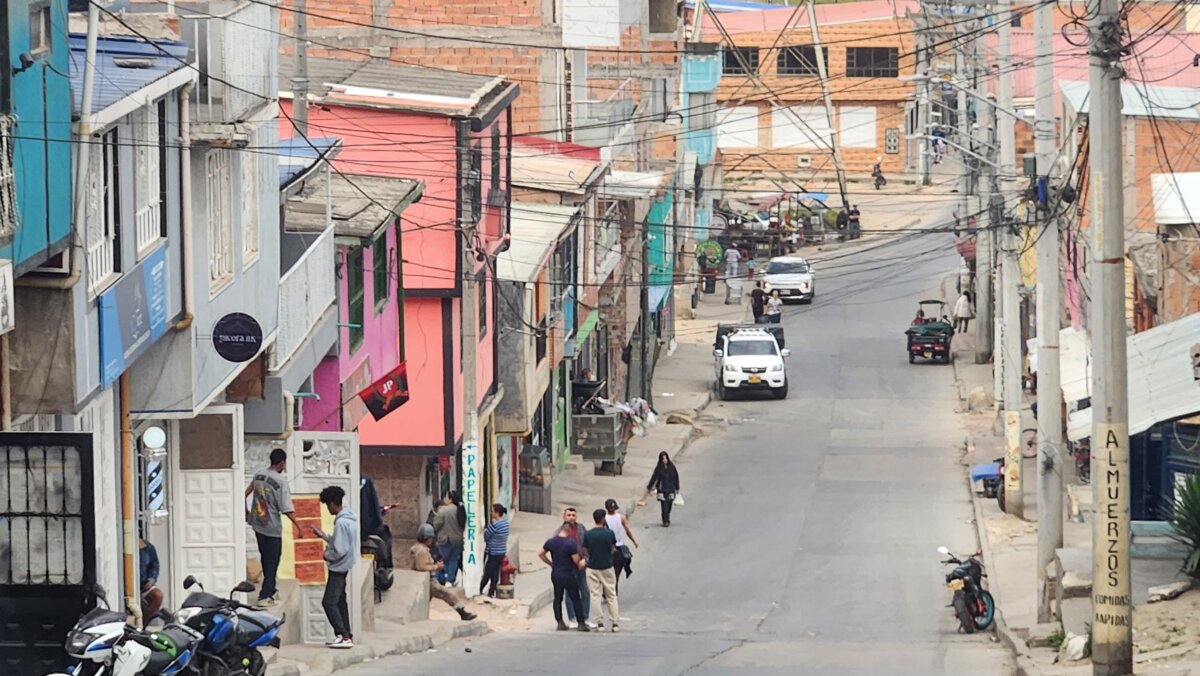 Brayan fue brutalmente asesinado en Ciudad Bolívar: una persona habría sido capturada 1 Brayan fue brutalmente asesinado en Ciudad Bolívar: una persona habría sido capturada Seis hombres habrían disparado contra un joven identificado como Brayan Palacio en la localidad de Ciudad Bolívar. Q’HUBO conoció los detalles.