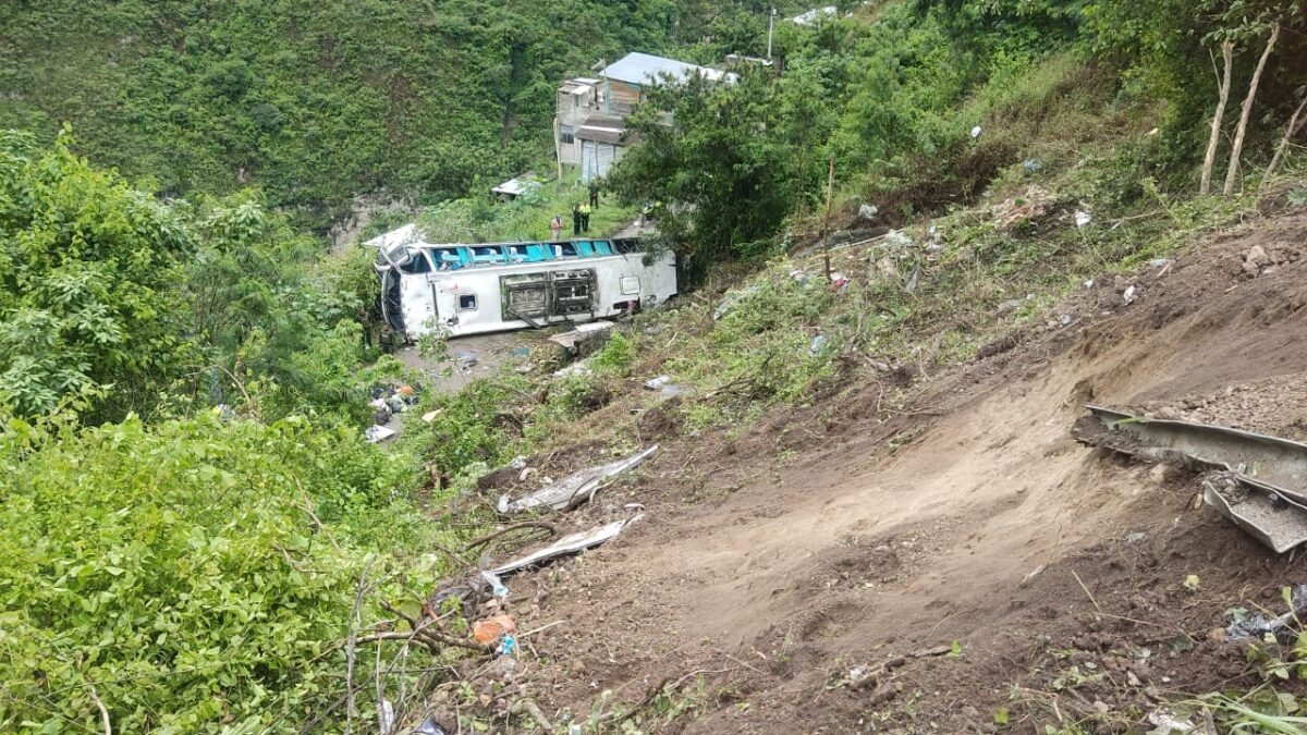 Aumenta a 13 el número de víctimas fatales en accidente de bus en Nariño 1 Aumenta a 13 el número de víctimas fatales en accidente de bus en Nariño Videos muestran cómo terminó el bus de turismo tras caer por un abismo de aproximadamente 50 metros. Esto es lo que se sabe sobre las víctimas mortales y los heridos.