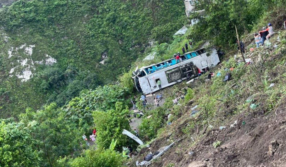 Aumenta a 13 el número de víctimas fatales en accidente de bus en Nariño Videos muestran cómo terminó el bus de turismo tras caer por un abismo de aproximadamente 50 metros. Esto es lo que se sabe sobre las víctimas mortales y los heridos.