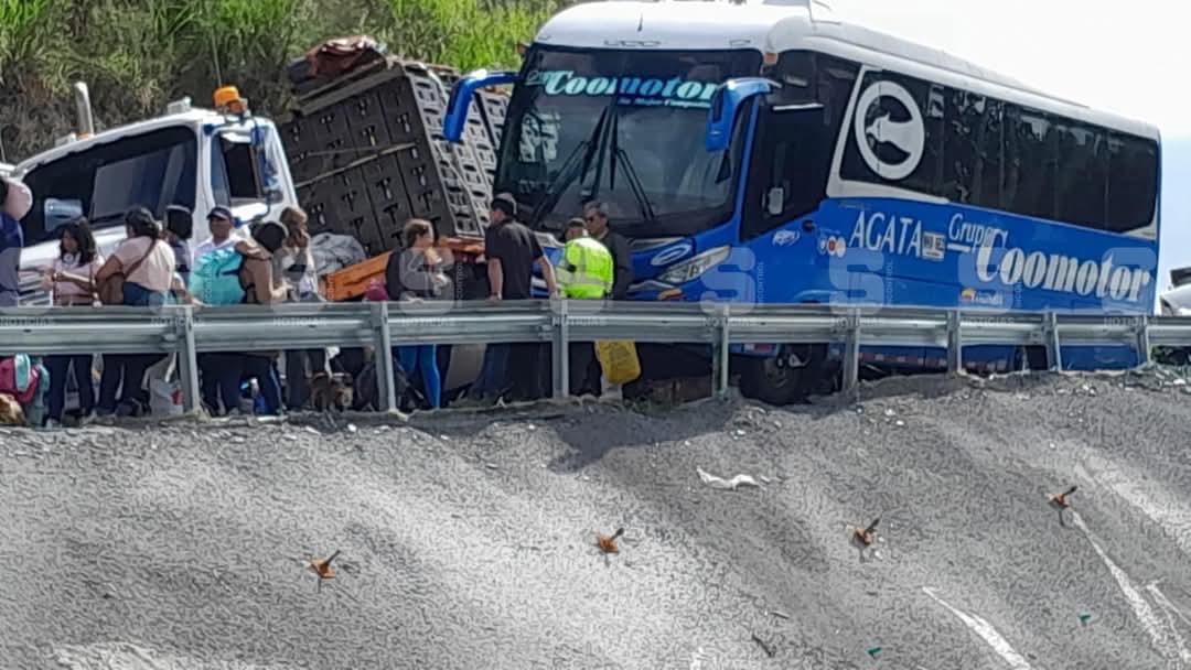 Bus intermunicipal casi termina volcado tras chocar contra un tractocamión en la vía Girardot-Bogotá Así fue el accidente en la vía Girardot-Bogotá, en el que por poco un bus intermunicipal termina volcado.