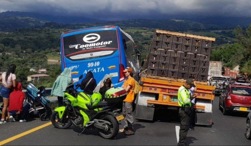 Bus intermunicipal casi termina volcado tras chocar contra un tractocamión en la vía Girardot-Bogotá Así fue el accidente en la vía Girardot-Bogotá, en el que por poco un bus intermunicipal termina volcado.