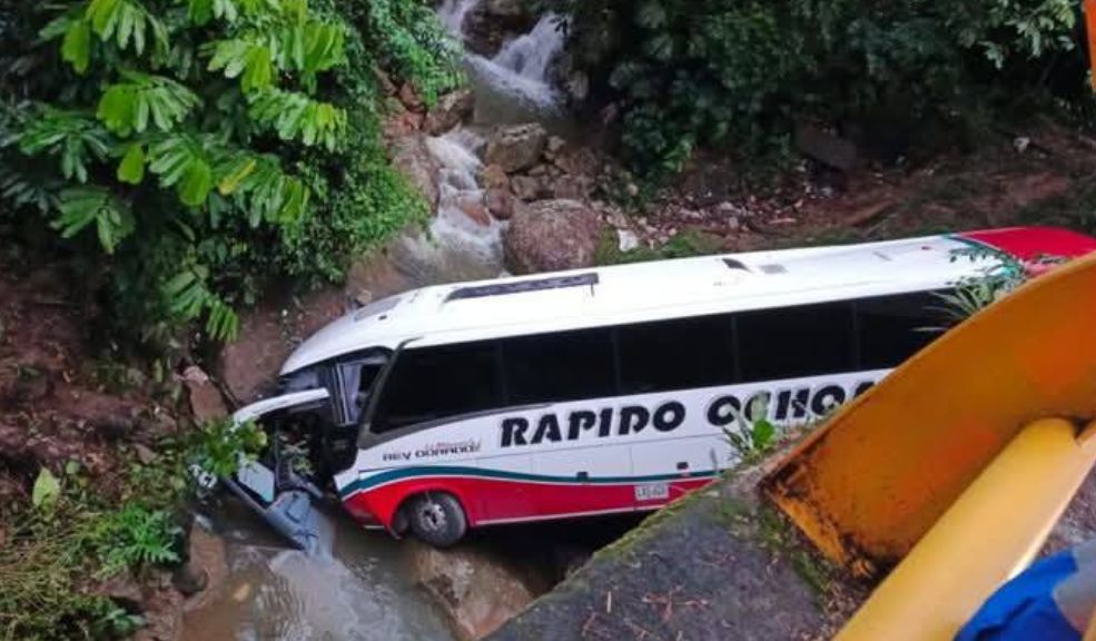 Bus se accidentó en la vía Medellín - Bogotá: hay al menos 3 muertos y más de 20 heridos 4 Bus se accidentó en la vía Medellín - Bogotá: hay al menos 3 muertos y más de 20 heridos Un accidente de tránsito dejó al menos 3 personas fallecidas y 20 heridas cuando un bus que cayó a un abismo.