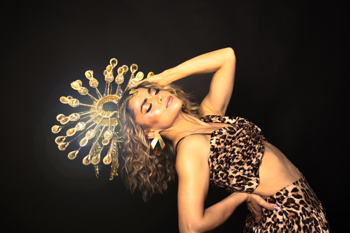 Adriana Lucía rinde homenaje a Totó La Momposina con una nueva versión de ‘La Candela Viva’ y ‘Adiós Fulana’ 1 Adriana Lucía rinde homenaje a Totó La Momposina con una nueva versión de ‘La Candela Viva’ y ‘Adiós Fulana’ Adriana Lucía comienza el año 2025 conectando generaciones y tradiciones a través de su música. La artista colombiana, fiel a sus raíces, presenta un tributo a la legendaria Totó La Momposina al unir dos temas icónicos: 'La Candela Viva' y 'Adiós Fulana'.