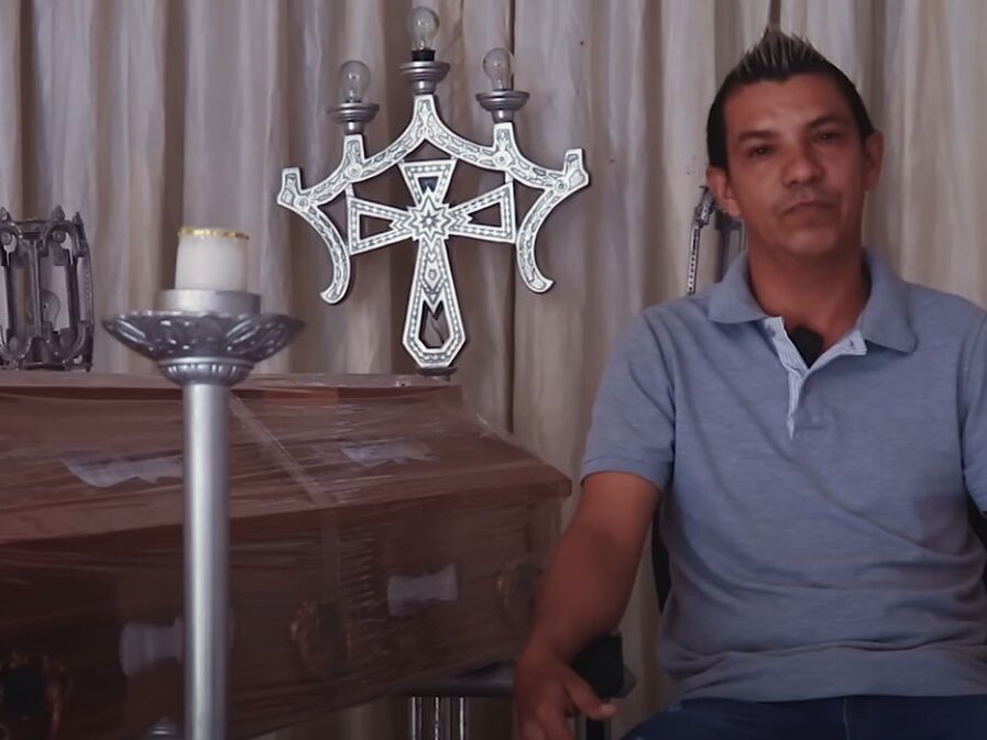 Este es el documental sobre Miguel Ángel López, asesinado junto a su familia en la masacre de Tibú "Yo recibo la muerte con las manos abiertas", así Miguel López contó en video su ardua labor como embalsamador. Hoy en Tibú lo lloran.