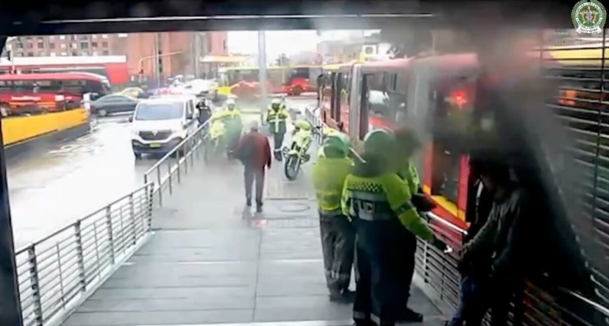 Capturan a dos hombres que intentaron sobornar a policías en el centro La Policía de Bogotá logró la captura de dos hombres en la localidad de Santa Fe, luego de un intento de soborno a uniformados del Grupo Transporte Masivo TransMilenio.