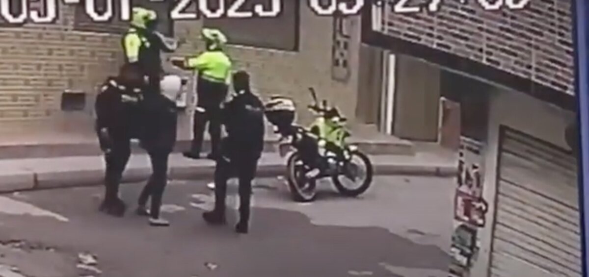 Capturan a hombre que intimidaba a transeúntes con un arma en Bosa La Policía Metropolitana de Bogotá logró en las últimas horas la captura de un hombre que intimidaba con un arma de fuego a ciudadanos que transitaban por el barrio Potrerito, en la localidad de Bosa.