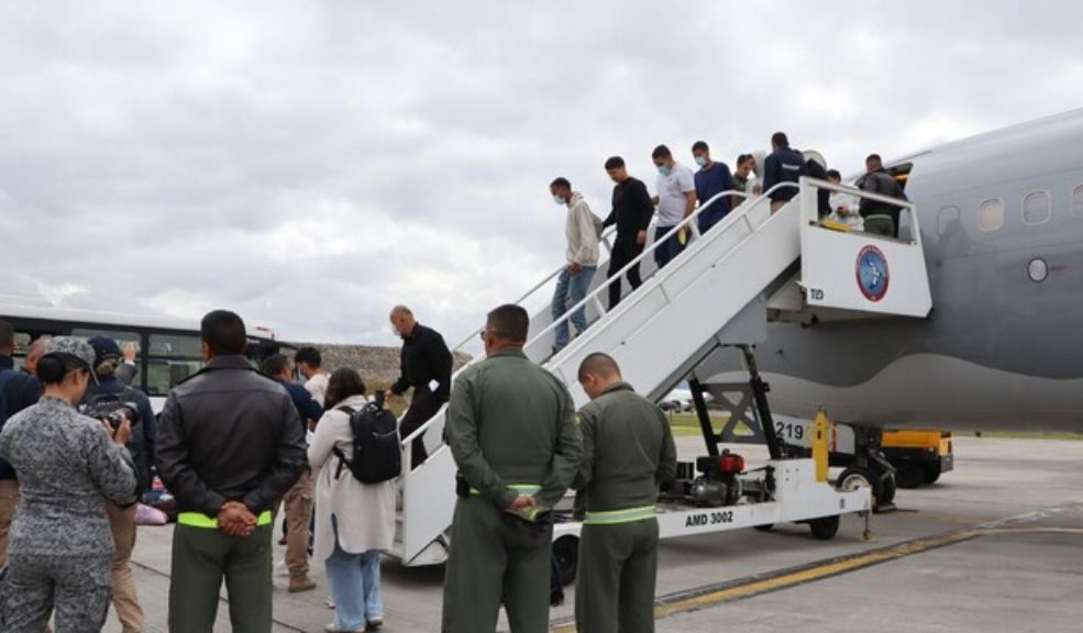 Colombia pide a EE. UU. y Panamá aplazar vuelos de deportados, ¿cuál es la razón? Los vuelos de colombianos deportados desde Estados Unidos y Panamá serán aplazados una semana. Conozca por qué.