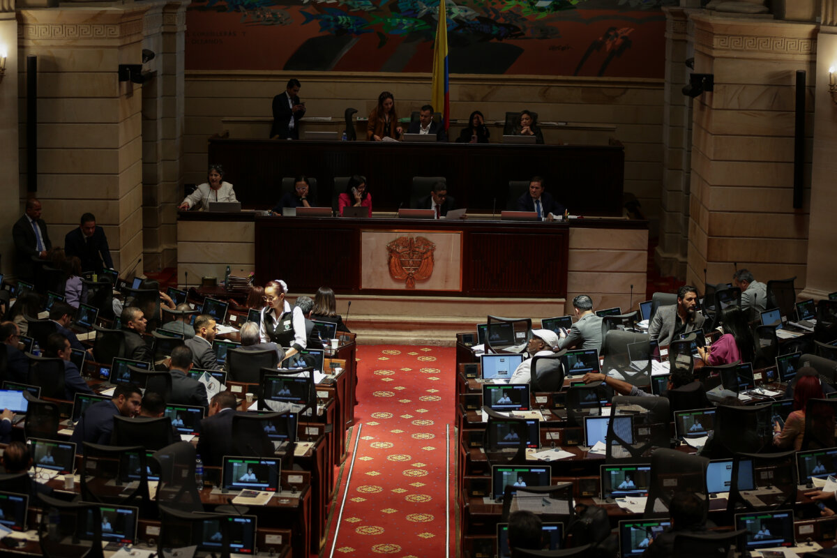 Congresistas nuevamente proponen bajar sus salarios, ¿tendrá éxito? En el arranque del 2025, el senador Iván Cepeda, del Pacto Histórico, anunció su intención de radicar un proyecto de ley para reducir el salario de los congresistas