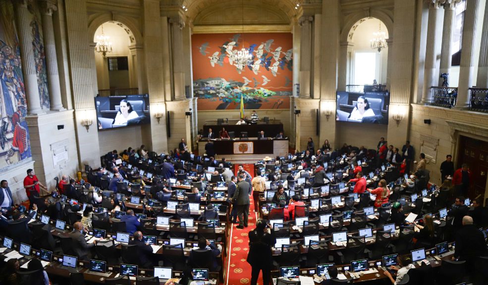 Congresistas nuevamente proponen bajar sus salarios, ¿tendrá éxito? 5 Congresistas nuevamente proponen bajar sus salarios, ¿tendrá éxito? En el arranque del 2025, el senador Iván Cepeda, del Pacto Histórico, anunció su intención de radicar un proyecto de ley para reducir el salario de los congresistas