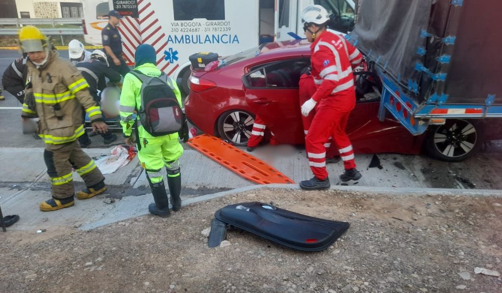 Accidente en la vía Bogotá- Girardot deja un muerto y 3 heridos Los tres heridos están siendo trasladados a centros asistenciales cercanos. La vía continúa cerrada en estos momentos.