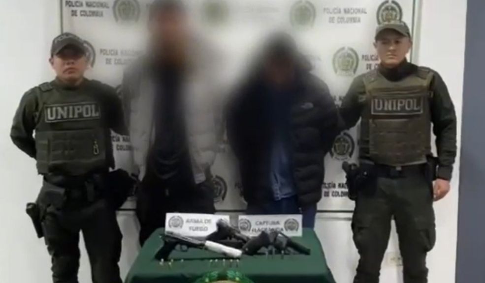 Capturan a 2 extranjeros en Soacha que portaban pistolas con silenciador 1 Capturan a 2 extranjeros en Soacha que portaban pistolas con silenciador En un operativo de registro y control realizado en la comuna 1, sector 'Compartir', la Policía Metropolitana de Soacha logró la captura en flagrancia de dos ciudadanos extranjeros, de 28 y 30 años, por el delito de porte ilegal de armas de fuego.