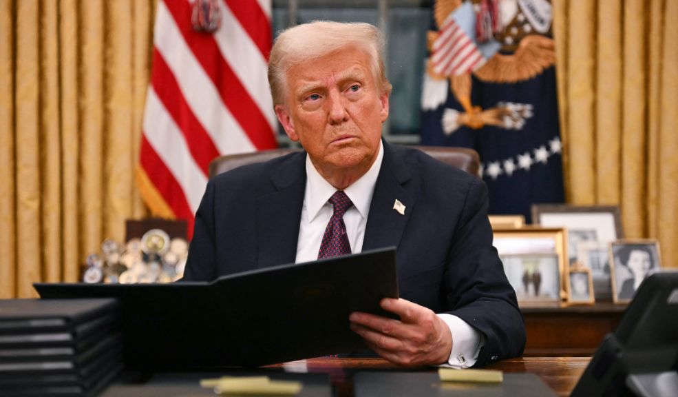 Trump anuncia sanciones contra Colombia por haber rechazado vuelos militares con migrantes El presidente Donald Trump anunció severas medidas contra Colombia, tras la negativa de permitir el aterrizaje de dos vuelos de repatriación provenientes de EE.UU..