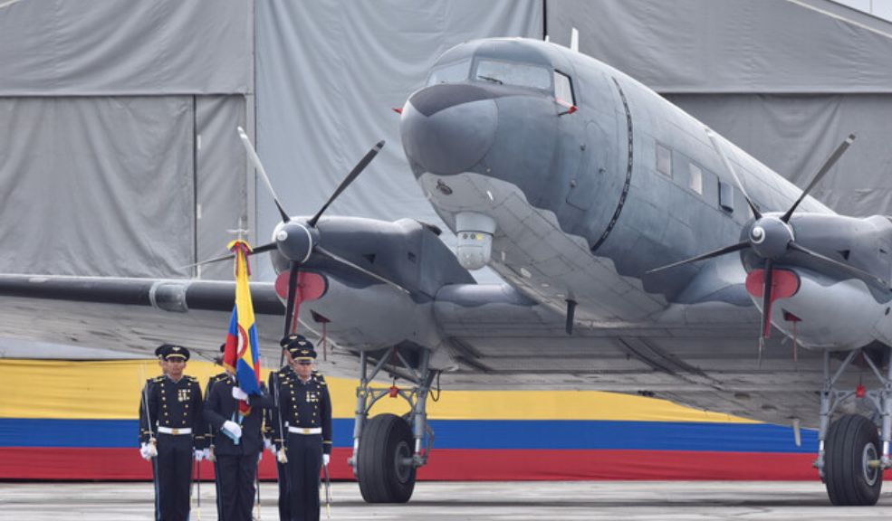 Despegó avión que traerá a 110 colombianos deportados de Estados Unidos El gobierno colombiano confirmó que despegó desde el aeropuerto El Dorado de Bogotá el vuelo para traer a 110 colombianos deportados de los Estados Unidos, en el marco de los acuerdos entre los dos países.