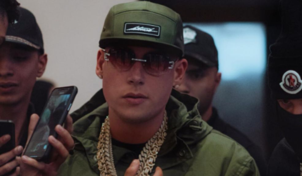 El cantante Cosculluela es enviado a prisión tras atropellar a dos jinetes y causar la muerte de dos caballos El cantante enfrentará seis nuevos cargos, incluyendo conducción imprudente y maltrato animal.