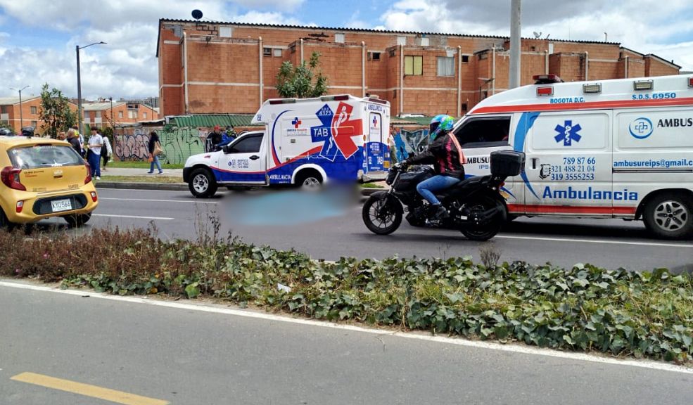 ÚLTIMA HORA: Accidente entre motociclista y peatón deja un muerto en la avenida Guayacanes La tarde de este viernes se registró un fatal accidente de tránsito en la localidad de Kennedy. Con este, ya son dos las personas fallecidas en la jornada.
