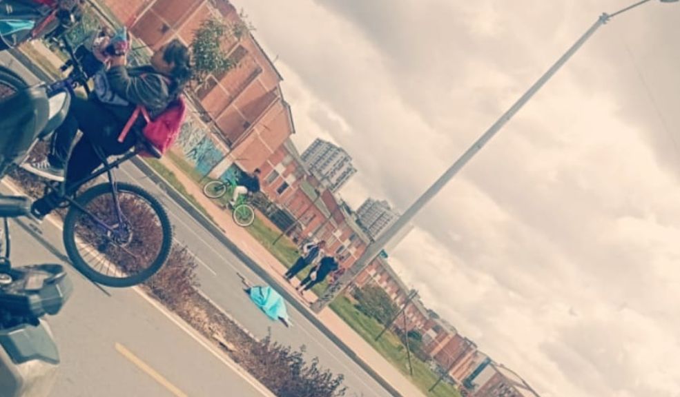 ÚLTIMA HORA: Accidente entre motociclista y peatón deja un muerto en la avenida Guayacanes La tarde de este viernes se registró un fatal accidente de tránsito en la localidad de Kennedy. Con este, ya son dos las personas fallecidas en la jornada.