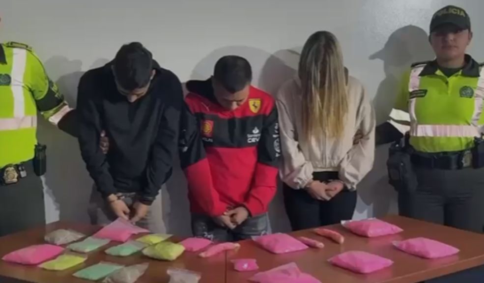 Capturan a 3 personas que camuflaban droga sintética en comida para mascotas Las 3 personas capturadas se movilizaban en un bus intermunicipal. Detalles del operativo.